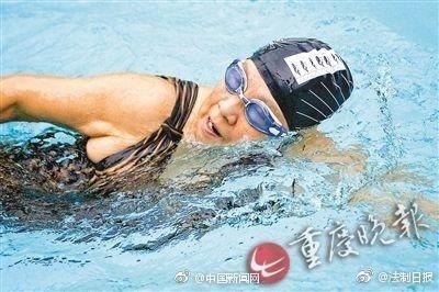 88岁老太坚持游泳28年:希望90岁还能跳水