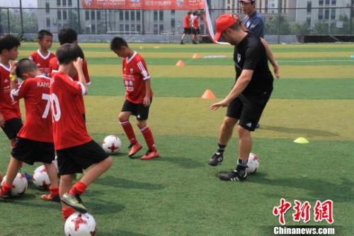 资料图：德国专业教练来华培训中国青少年足球运动员。 胡耀杰 摄