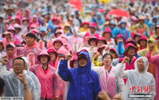 8月15日，在韩国首尔，韩国民众参加和平游行示威。数千名韩国民众15日在首都首尔参加大规模反对萨德、反对韩美军演的和平游行示威活动。