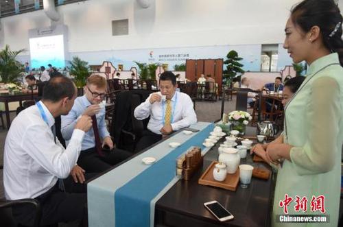 9月4日，外国记者在位于厦门的金砖国家领导人第九次会晤新闻中心里品尝福建产的茶叶。
<a target='_blank' href='http://www.chinanews.com/'>中新社</a>记者 侯宇 摄