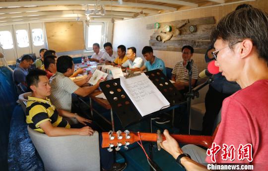 9月5日，海南三亚西岛渔村，由西岛社区书记主讲的“海上书房”第一场读书分享会伴随着《大海啊，故乡》的音乐开启。　尹海明 摄