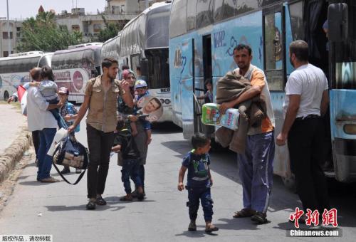 当地时间2017年7月11日，叙利亚霍姆斯瓦伊尔区，从杰拉布卢斯撤离的平民抵达当地。