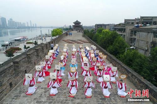 资料图：湖北省襄阳市临汉门古城墙上举办一场盛大的“开笔礼”。周政 摄