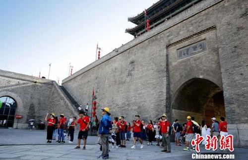 资料图：青年学生参观西安城墙。　江星 摄