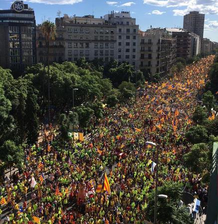 巴塞罗那100万人大游行 支持加泰罗尼亚独立公投