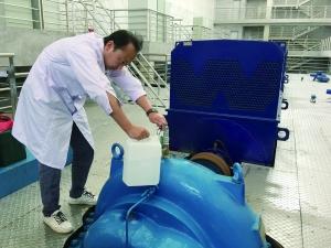 检测人员在通州水厂配水泵房取水样。图片来源：北京晨报