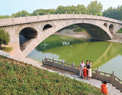 游客在赵州桥景区游览。 陈其保摄（新华社发）