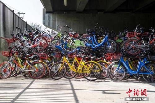 资料图：数千辆共享单车被“遗弃”在北京一高架桥下。<a target='_blank' href='http://www.chinanews.com/'>中新社</a>记者 贾天勇 摄