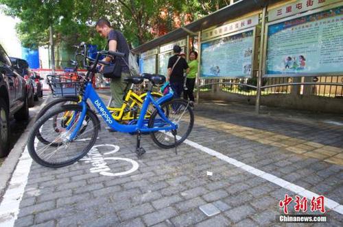 资料图：一位外国友人正在北京三里屯地区的一处共享单车电子围栏内归还单车。<a target='_blank' href='http://www.chinanews.com/'>中新社</a>记者 贾天勇 摄