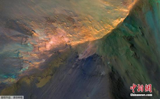当地时间3月21日，NASA公开其拍摄的火星水手谷北部乔凡塔深谷中，约1000米高的山丘。