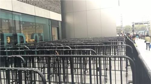 尴尬！iPhone 8今日杭州开售 保安们却忙着撤栅栏