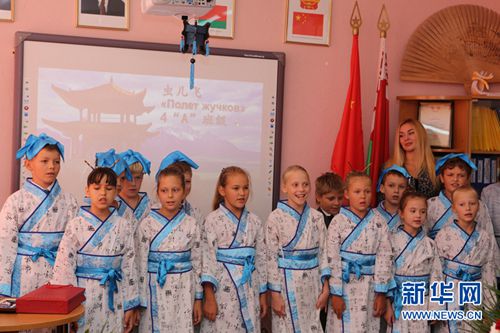 资料图：白俄罗斯明斯克第12中学学习汉语的学生在中国文化与文字中心成立仪式上演唱中文歌曲。图为表演现场。新华社记者 魏忠杰 摄