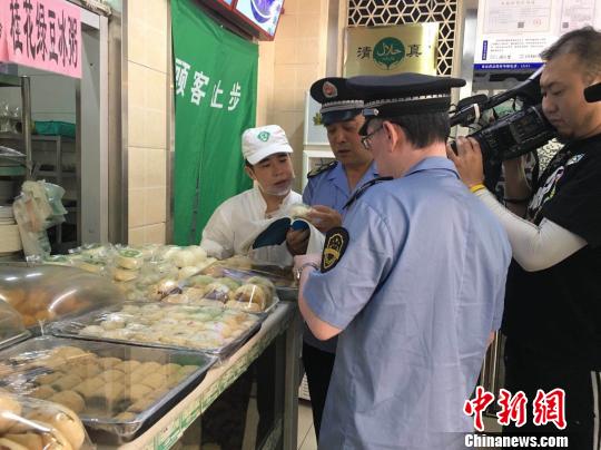 北京市东城区食药监局执法人员到位于鲜鱼口美食街的餐饮企业检查月饼。　杜燕 摄