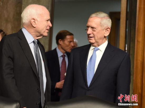 资料图片：美国国防部长马蒂斯（右）与参议院军事委员会主席麦凯恩（左）交流。<a target='_blank' href='http://www.chinanews.com/'>中新社</a>记者 张蔚然 摄