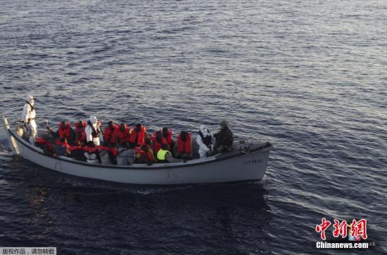 当地时间2016年1月28日，意大利地中海，海岸警卫队当天从地中海救起411名非法移民，另有6人不幸遇难。