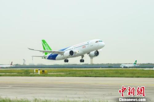 9月28日上午，C919大型客机10101架机在上海浦东机场完成一架次检飞任务。　中国商飞公司 摄