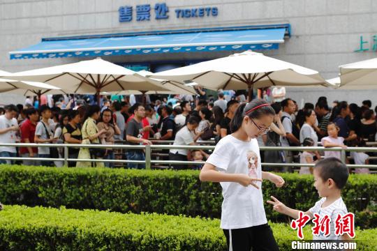 资料图：上海海洋水族馆门前游客正在排队。殷立勤 摄