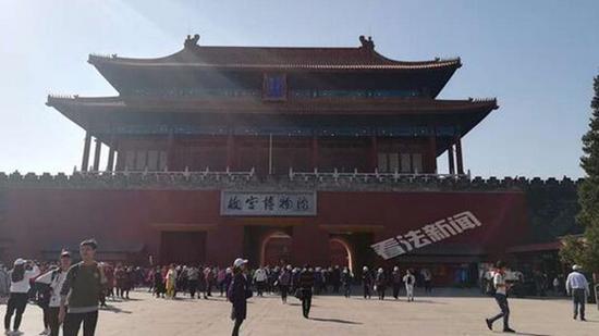 国庆将近，故宫迎来旅游旺季。今天（9月30日）早上9:40，已有不少游客完成参观走出神武门。法制晚报 图