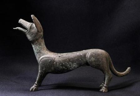 英国发现罗马时期铜制小狗。(图片来源：可移动文物计划/大英博物馆基金会)