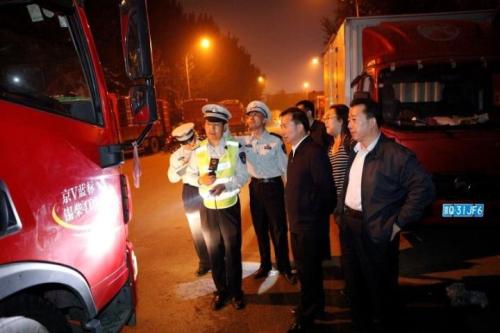环境保护部部长李干杰昨日深夜前往北京市新发地农产品批发市场和琉璃河综合检查站，采取不打招呼、直奔现场的方式，现场检查北京市对高排放柴油车辆污染管控工作开展情况。
