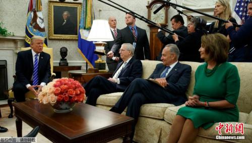 资料图片：美国参议院多数党领袖麦康奈尔、参议院少数党领袖舒默和众议院少数党领袖佩洛西在白宫会见美国总统特朗普。