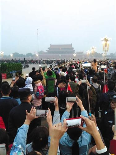 10月1日清晨，杨延波在天安门广场看升旗。受访者供图