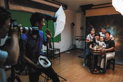 10月6日，艾佳（化名）一家在大北照相馆拍摄全家福。新京报记者 彭子洋 摄