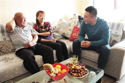 昨日，港馨家园，胡双运（女）和家人在家中。新京报记者 王嘉宁 摄