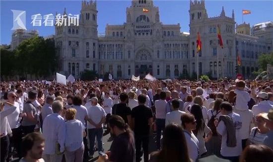 西班牙5万民众集会 呼吁国家对话解决公投危机