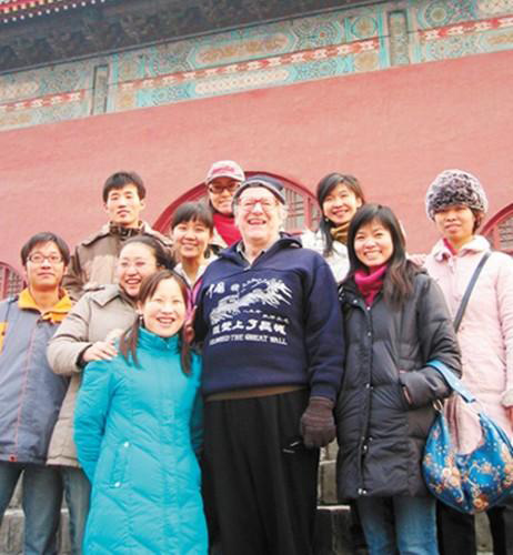 2006年12月，马克林教授和北外的学生们参观北京鼓楼。资料图片