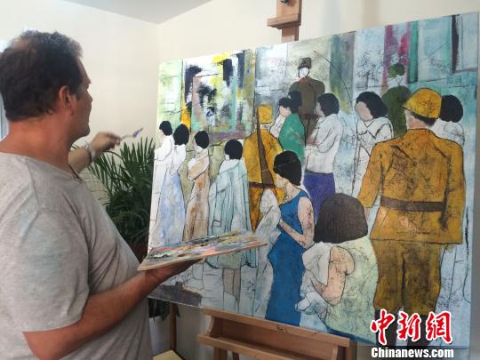 克里斯蒂安·帕赫在南京创作油画《体检》。 侵华日军南京大屠杀遇难同胞纪念馆供图