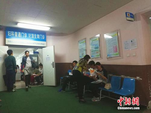 北京大学第一医院妇儿门诊内准妈妈在进行检查 <a target='_blank' href='http://www.chinanews.com/' >中新网</a>记者 张尼 摄