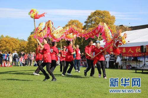 中国侨网9月24日，英国剑桥华人社区举行活动，庆祝中秋佳节。活动包括舞龙、太极拳表演、品尝中华美食等。新华网发
