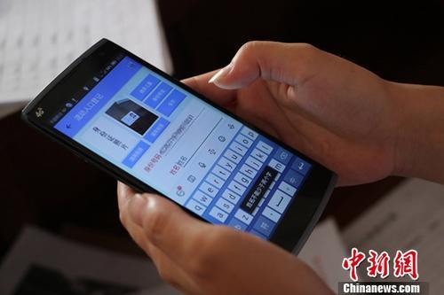 资料图：8月9日，台州一位网格员正在利用手机对租客进行身份信息确认。<a target='_blank' href='http://www.chinanews.com/'>中新社</a>记者 王刚 摄 