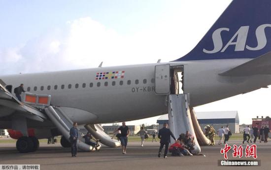 当地时间6月20日，北欧航空公司一架客机因机舱冒烟迫降波兰格但斯克机场(Gdansk Lech Walesa Airport)，乘客被紧急疏散。据外媒报道称，该起事故未造成人员伤亡。事故原因正在调查。