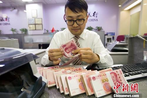 资料图：山西太原，银行工作人员清点货币。中新社记者 张云 摄