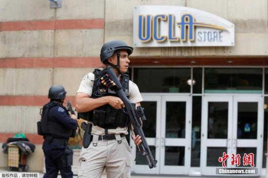 当地时间6月1日，美国加州大学洛杉矶分校发生校园枪击事件，两人死亡，死者均为男性成年人。洛杉矶警察局局长贝克证实，这次枪击案为谋杀-自杀案，校园已不再受到威胁。图为持枪警察在UCLA门口执勤。
