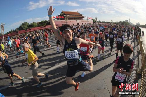 资料图：2017北京马拉松吸引了来自33个国家和地区的3万名参赛者同场竞技。 <a target='_blank' href='http://www.chinanews.com/'>中新社</a>记者 盛佳鹏 摄