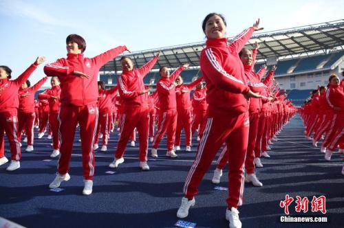 资料图：2016年11月，5万余名参与者在北京、上海、成都等14个城市同跳一支广场舞，一起挑战最大规模排舞(多场地)吉尼斯世界纪录。<a target='_blank' href='http://www.chinanews.com/'>中新社</a>记者 赵隽 摄