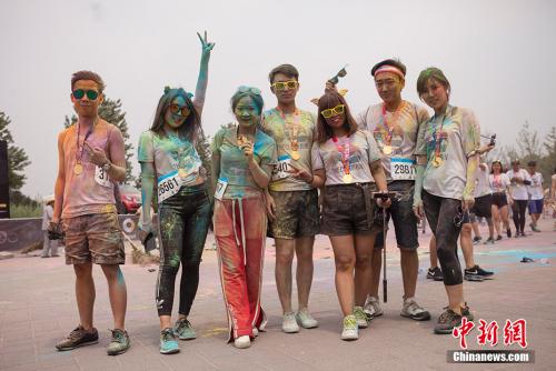 资料图：近年来，兴起的The Color Run彩色跑，旨在宣传健康、快乐、大众参与的跑步理念。 <a target='_blank' href='http://www.chinanews.com/' >中新网</a>记者 翟璐 摄