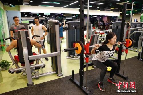 资料图：随着上海首家24小时“不打烊”百姓健身房的开业，夜间健身越来越受到市民的青睐。 <a target='_blank' href='http://www.chinanews.com/'>中新社</a>记者 殷立勤 摄