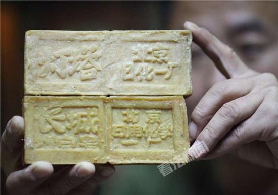 尹喜军展示两块老旧的肥皂藏品 摄 法制晚报·看法新闻 记者 崔毅飞