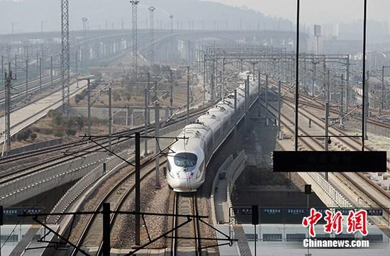 一辆和谐号列车驶入高铁南京南站。（资料照片） 中新社记者 泱波 摄