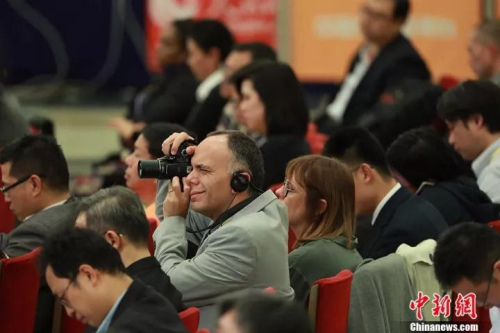 十九大新闻发布会上的外国记者。据悉，参与大会报道的外国记者来自134个国家，比十八大时增加19.6%。