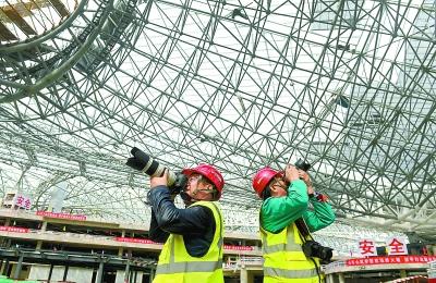 北京新机场航站楼内的钢网架投影面积达18万平方米，由8棵C型柱支撑，造型独特，线条明快，姿态优美。