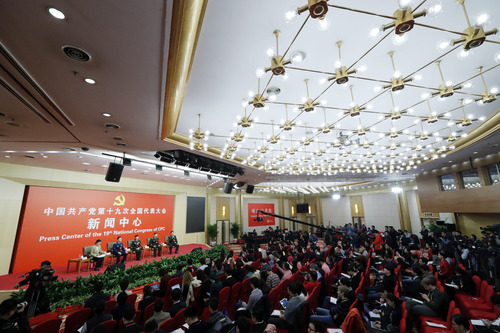 （3）十九大新闻中心举行“中国特色强军之路迈出坚定步伐”集体采访