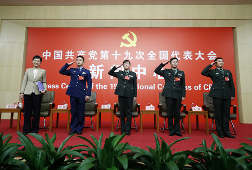 （4）十九大新闻中心举行“中国特色强军之路迈出坚定步伐”集体采访