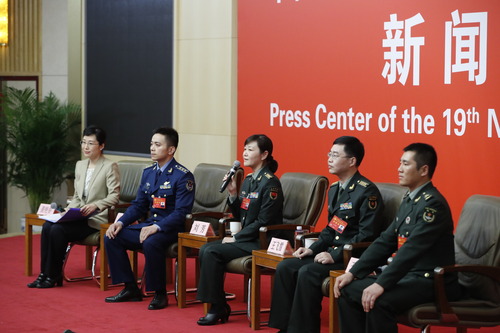 （5）十九大新闻中心举行“中国特色强军之路迈出坚定步伐”集体采访.