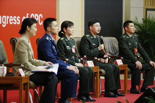 （6）十九大新闻中心举行“中国特色强军之路迈出坚定步伐”集体采访.