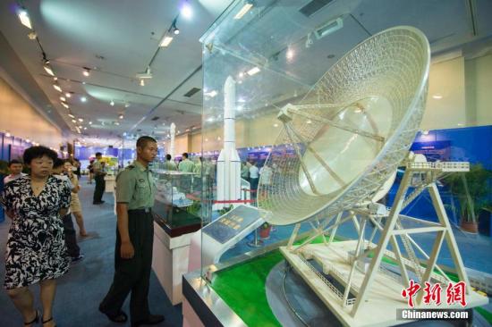 5月15日，“九天揽月--中国探月工程展”(海口站)在海南省博物馆开展，这是探月工程展2015年全国巡展的首站。据了解，此次展览由中国探月工程、月亮文化艺术、科普互动体验、航天遥感应用等展区组成，展品包括嫦娥三号着陆器和“玉兔号”月球车的1：1高仿真模型、嫦娥一号卫星、长征三号系列运载火箭、长征五号运载火箭等模型，还包括嫦娥三号月基天文望远镜、嫦娥二号CCD立体相机等珍贵实物。同时，展览还专门设计了科普互动展区，观众可以体验操控“玉兔号”月球模型、通过虚拟天文望远镜观看月球面貌、测量自己在太阳系各行星上的不同重量等项目。图为观众体验操控“玉兔号”月球车模型。<a target='_blank' href='http://www.chinanews.com/'>中新社</a>发 骆云飞 摄